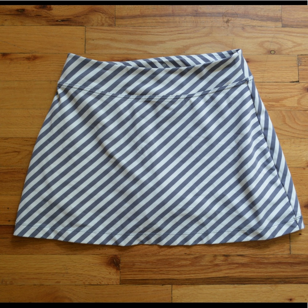 Athleta women’s small striped skirt- Grey/White